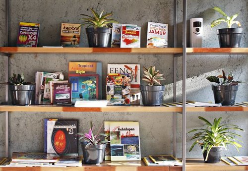 Buku + indoor plant = ❤

#ErnysJournalBlog 
#ErnysJournalTravel 
#instacafe 
#ClozetteID
#Book