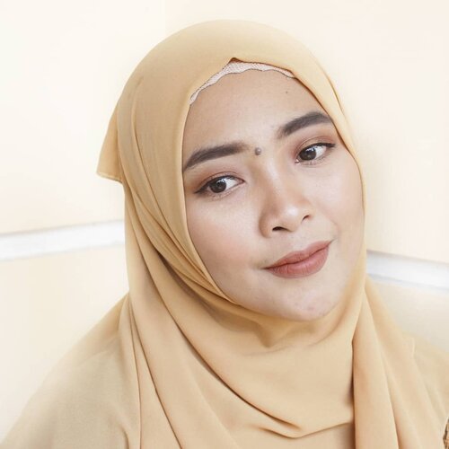Setiap @dhimas_lh nge-WA, "kamu dandan dulu nanti kalo udah siap aku jemput." .Aku:"nggak dandan kok,  langsung otw aja" Tapi hasilnya begini 😂 my kind of 'nggak dandan kok mas, cuma pake alis....' tapi kenyataannya,  pake foundie,  pake bedak,  pake eyeshadow,  pake eyeliner. 😂😂😂😂😂😂 Ada yg begini? #ErnysJournalDaily #ERNYSJOURNALMAKEUP #clozetteid #makeupaddict