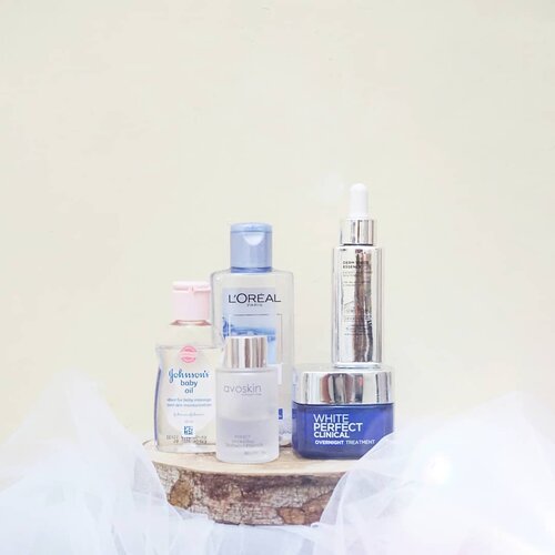 I wanna share my current PM Skin care. .Setelah mengalami masalah kulit kering dan berjerawat karena perubahan suhu ekstrem belakangan ini,  finally aku udah ketemu dengan PM skin care yang paling pas dengan kondisi kulitku sekarang. 1. Doing double cleansing is a must! Aku pake baby oil dari @johnsonsbaby_id untuk mengangkat kotoran dan sisa makeup. Sejak kulitku kering,  ngebersihin pakai baby oil paling efektif buat aku.  Kulit bersih dan nggak makin kering. 2. Pakai micellar water andalan dari @getthelookid yg udah mau habis ini. 3. Sorry,  aku kelewatan ngefoto face washku,  tapi setelah bersihin wajah pakai baby oil dan micellar water,  aku lanjutin cuci muka.  Facial washku saat ini dr @rubienabeauty 4. Setelah cuci muka,  aku lanjut pakai White Perfect Clinical Derm White Essence dari @getthelookid. Pakainya sambil pijat kulit wajah.  Hitung-hitung untuk membantu penyerapan lebih maksimal dan melancarkan peredaran darah. 5. @avoskinbeauty PHTE aku pakai setelah essence sebelumnya terserap kulit.  Double essence? Yes,  tapi tekstur PHTE ini lebih cair dan ada sensasi dingin segar.  So far,  pakai dua essence hasilnya bagus di kulitku. 6. Terakhir,  aku pakai @getthelookid White perfect Clinical Overnight Treatment sbg cream malam yg teksturnya kaya sleeping mask! Hasilnya kulitku langsung lembab,  kenyal, dan lebih mulus.  Udah rutin pakai rangkaian ini seminggu terakhir.  Hasilnya kulitku yg sempet kering dan gatel plus jerawatan udah jauh berkurang dan kulit jadi lebih cerah...Step skin careku emang simple dan nggak panjang,  tapi perpaduan produk ini yg bener-bener bikin kulitku baikan.  Looove it! 💖💖 #ErnysJournalDaily #SkincareRoutine #Clozetteid