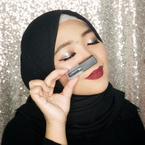 Ini penampakan Liquid Eyeshadow @brunbrun_paris yg shade Gunmetal Shine. Warna blinknya cakep dan menurutku emang mesti dipakai full makeup biar lebih cuco. Jujur, shade ini ntah kenapa lebih tricky pengaplikasiannya. Kalian pun bisa lihat kalau penampakan liquid eyeshadow ini di mataku kurang "alus" tapi, kalau nggak difoto gini sih nggak begitu kelihatan yah! Tapi, emang aku akui shade Gunmetal Shine ini cocok utk semua orang namun "nggak untuk semua orang". Temen-temen yang kurang pede pakai eyeshadow bold mending pilih shade lain kaya golden rose 😌#ErnysJournalDaily #ernysjournalreview #ernysjournalmakeup #clozetteid #makeuplook #makeupjunkie