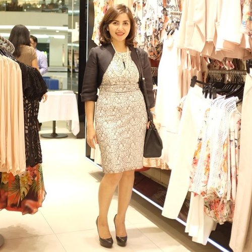 Spending my Thursday night scouring beautiful dresses at Wallis Senayan City. Love this lace dress I'm wearing and the cutout detail around the neck #WALLISdressedit #todaysoutfit #clozetteid