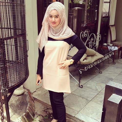 Todays outfit, hijab; hijab castle, inner top; forever21, tunic top; minimal, pants;zara, flat shoes; charlesnkeith