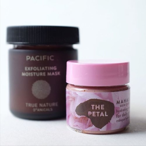 Another double masking day today. I keep reaching out for the @truebotanicals exfoliating moisture mask. I like to substitute my acid toner with exfoliating mask that uses enzyme because it's much milder and a less aggressive approach. Second mask is @mahalo.care The Petal mask. So lush!