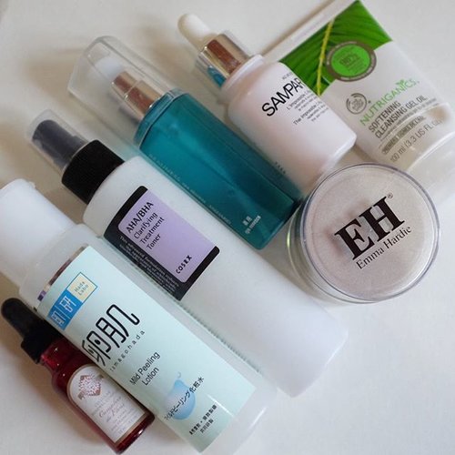 Last empties in 2015! When it comes to beauty products, the most important thing is not the new goodies that you buy but what you manage to emptied out despite the cornucopia of skincare in your collection. They should not go to waste.

#skincare #skincareblogger #skincarempties #fdbeauty #clozetteid #bbloger #bbloggers #beautyblogger #beautybloggers #beautycommunity