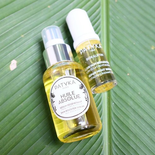 I've been loving this @patyka_id Huile Absolue because my skin is quite dry from using layers of active ingredients such as vit V, retinoic acid and PHA. In the beginning I was using Votre Peau Elixir Oil but since it's mostly Argan oil - I didn't have much luck with Argan oil in the past. I feel it's less hydrating than my favourite rosehip oil.
.-
Hence, decided to switch to this. It's a blend of 12 essentials and botanical oils. .-
Main ingredients: vegetal squalane, wheat germ oil, sesame oil, rosehip oil, neroli oil, etc.
.-
I like how this is silky, seeps into my skin, able to maintain hydration all night & the scent is so lush!
.- The repair night serum is still tacking a back seat on my skincare arsenal because I'm still focusing on my derm prescribed treatment. This one is pretty lethar I heard!