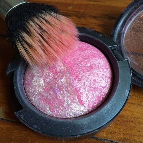 Beating the monday blues with a bright blush. Another cool ponk #blusher, boring, I know! Yosay's #30blush is #MAC in Love Rock. I forgot how shimmery this blush is!

#makeup #makeupaddict #fdbeauty #clozetteid #blushfiend