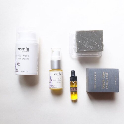 Here's a recap of my @osmiaorganics trial:1⃣ Purely simpe face cream: totally forgot about this and haven't had the time to try it yet. But I will try it sometime this month.2⃣ Facial calibration oil: this is so good! Able to balance my skin and a really good alternative from the Sunday Riley Artemis with better herbaceous scent. 3⃣ Nectar vital rose drop: not moisturising enough, didn't seem to work well on my skin. Not going to make a full size purchase. 4⃣ Black clay facial soap: despite the high pH perfect for when your skin is behaving badly and it's not drying. Full review on the blog.It seems like Osmia Organics make a solid lineup for acne prone skin, heard many praises on their spot treatment too.