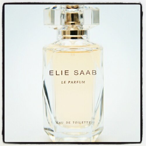 Elie Saab EDT #FridayFragrance a soft honey-like scent w/ blend of vetiver at the end.