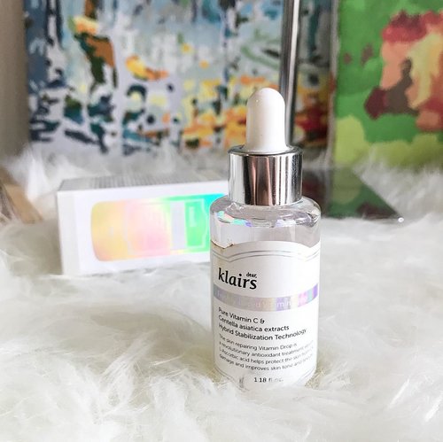 Another #deszellminireview on #vitamincserum for today!  This was one of the few products that is highly requested by my followers for me to try and review. Klairs’ is a 5% vitamin C serum with mildly acidic pH at 3.81. Texture is a bit thick, but it’s not grainy nor rolls up upon application. In terms of texture this is far better than The Ordinary. As such, I much prefer the texture of this one compared to Votre Peau for daytime use under makeup. In terms of absorption, cause it’s not really thin I can feel that some of the products still clings on the surface upon application. It feels like oil application rather than velvety serum. But it doesn’t take long for the skin to absorp the serum - give it a minute or two. It feels very drying on the skin but doesn’t really stings on the skin. Means: sensitive skin should be ok with this, oily and normal skin would love this but for dry and dehydrated skin, please add a layer of hydrating serum after this. Considering the price which is USD 23 or around IDR 300,000 on online shop, this serum is value for money. It’s a great antioxidant serum to maintain your skin’s glow and brightness. Helps with overall complexion. But it’s not as effective for pigmentation and PIH compared to B Skin V Line concentrate and Novexpert Booster Vitamin C. It will probably take longer. But if you’re a vitamin C novice, you can start with this! My biggest beef with this is how fast it oxidises, after a month of using this, I can already see the liquid turned yellowish a bit. Once it oxidises, it is less effective. The whole bottle lasted me 1,5 months (used twice daily).