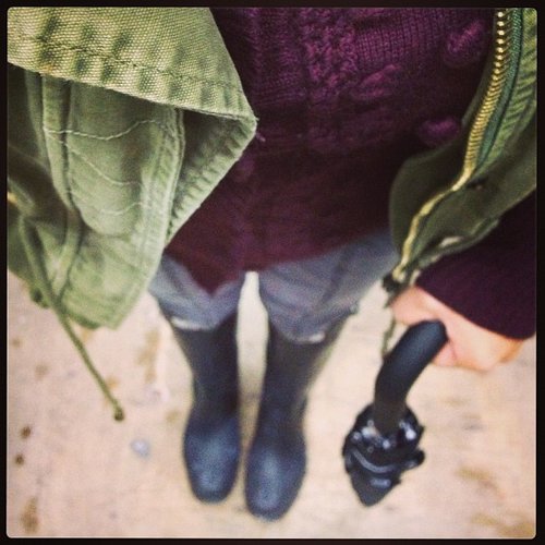 Hunters, cashmere & khaki. For running errands on a drizzly day. #ootd #todaysoutfit