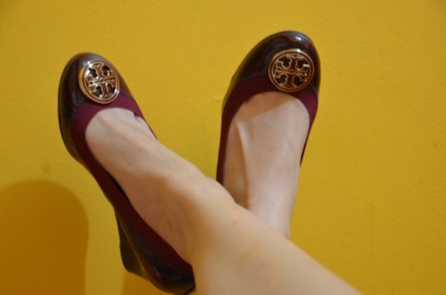 pretty shoes, not pretty feet though :p