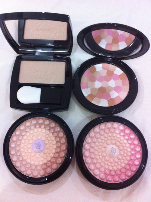 Chanel pearl glow powder - Guerlain Wulong meteorites pressed powder - Guerlain meteorites illuminating perfecting pressed powder in Beige Lumineux and Rose Fraise