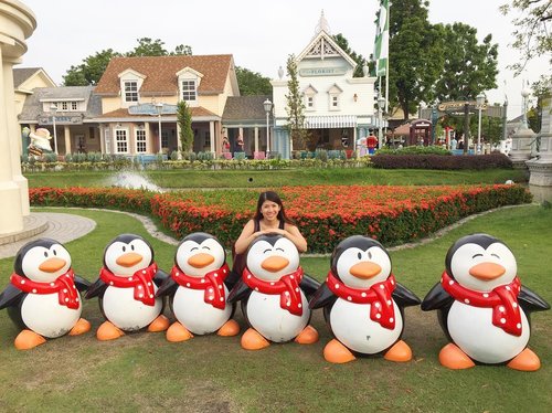 Hanging out with the penguins 🐧🐧🐧 Chocolate Ville is a fantastic site where you can take a lot of instagramable pictures. The location is a bit on the far side of the town (+/- 45 mins car ride from downtown Bangkok). But I supposed the trip is worth it 😊
.
.
.
#bangkok #poshplushtravel #chocolateville #travelling #instatravel #jalanjalan #picoftheday #bestoftheday #clozetteid