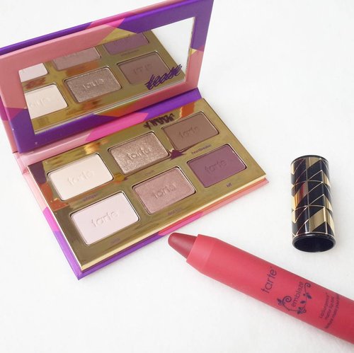 Today is @tartecosmetics Day! Loving this petite yet amazing eyeshadow palette. It got all the colours you need for natural look. Quite handy for travelling too!
First time trying the LipSurgence Matte Lip Tint, the minty scent is refreshing!
💄💄 #makeupmania #makeupjunkie #tarte #tartelette #lipstick #lipstickjunkie #motd #fotd #flatlay #makeupflatlay #beautyblogger #indonesiabeautyblogger #instamakeup #igmakeup #clozetteid #fdbeauty