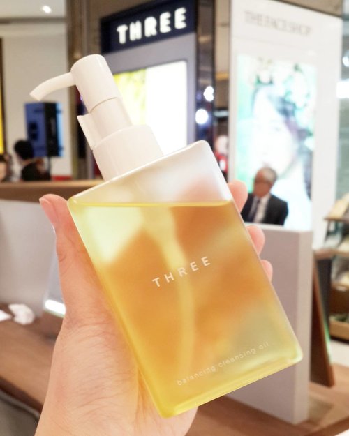 The best seller from @threeindonesia 
Three Cleansing Oil
Made of organic natural ingredients that will help cleanse and soothe your skin as well as relieving your daily stress 💛💛💛
#threeindonesia #centralneosoho #beautyblogger #beautyevent #skincarejunkie #skincaretalk #japaneseskincare #clozetteid