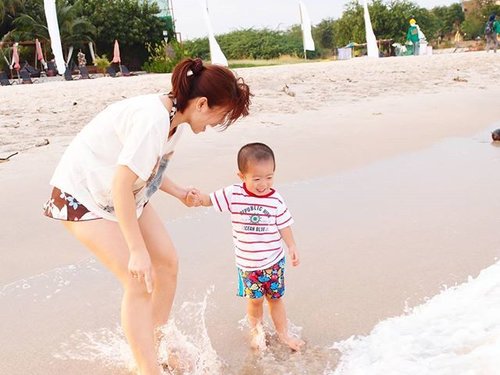Throwback to one of my best holiday. It was at Hua Hin, Thailand. I'm a beach person and I will always be, so glad that my son also shares the same love to sand and water. Just look at his face, priceless! 😄
#sociollachallenge #utamaspice #advday1 #travelwithme #travelling #beautybloggerid #indonesianbeautyblogger #huahin #thailand #familytime #happy #grateful #clozetteid #hawasister #sociollablogger