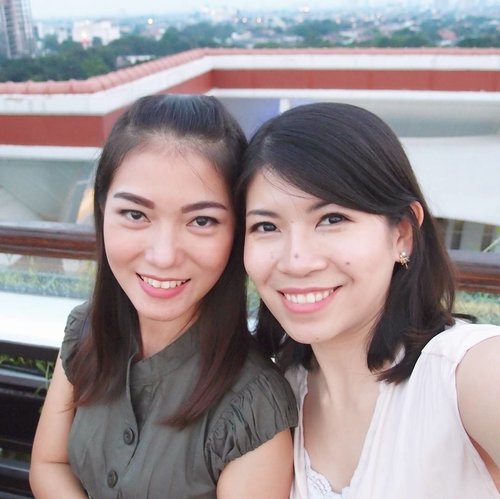 What to do when you are on a rooftop lounge? Of course taking a #selfie 😘
Hope to see you again soon @anitamayaa 
#beautyblogger #beautybloggerid #bloggerslife #potd #happy #hermitagehotel #instabeauty #igbeauty #friends #clozetteid #fdbeauty #sociollablogger