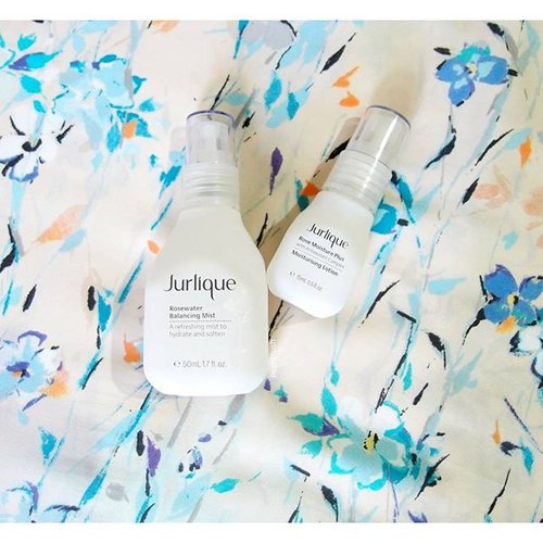 Been enjoying @jurliqueidn Rosewater Balancing Mist and Rose Moisture Plus Moisturizing Lotion lately. Both of them are really great in keeping my skin moistured well. Not really liking the lotion scent though, but it still bearable 😏
Will try to spare more time to write more about these two on the blog. Toodles!!
🌹🌹🌹
#beautygram #beautyblogger #beautybloggerid #indonesiabeautyblogger #skincare #skincaretalk #rosewater #facialmist #moisturizer #beautyaddict #igbeauty #instabeauty #flatlays #flower #clozetteid #clozetteco #fdbeauty