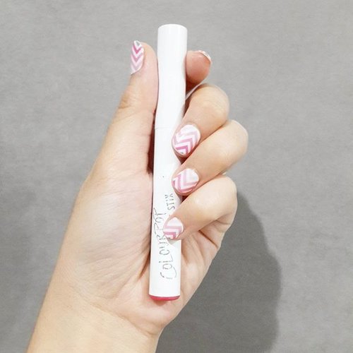 Chevron for #notd 
Thanks to @itsynail I finally could able to try this kind of nail art without having a manicure service at the nail salon 😄
#beauty #beautyblogger #beautybloggerid #indonesianbeautyblogger #itsynail #nailart #pink #white #chevron #pattern #sociollachallenge #utamaspice #mybeautyadventure #advday8 #clozetteid