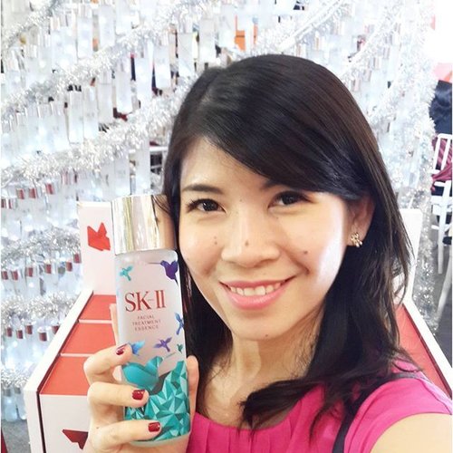 Even though I'm wearing fucshia today,I'm totally in love with this blue hummingbird bottle.
SKII is famous with its signature red color, so I'm very excited when they released SK II Facial Treatment Essence Holiday Collection in blue color. Blue is my favorite color and this bottle is just too lovely 💙💙💙
Get them now before they run out!! Tomorrow is the last day for SKII event at Mal Kelapa Gading

#beauty #beautybloggerid #skiigifts #changedestiny #xmasgifts #clozetteid #fdbeauty #femaledaily #beautyevent