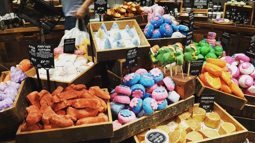The Christmas and holiday vibe in LUSH stores. They smell and look awesome 😄Why they are not reopening their stores in Indonesia?? #poshplushtravel #lushcosmetics #christmasedition #holiday #happyholiday #clozetteid #beautyblogger #bloggerceria #bestoftheday #instadaily