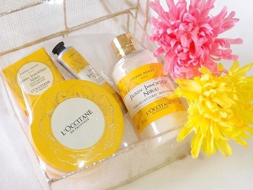 This gift set from @loccitaneid is perfect for Xmas or Mother's Day. The scent of Jasmine is wonderfully elegant and loving the yellow color packaging too. Bright and uplifting 💛💛
#beauty #igbeauty #igmakeup #makeup #instamakeup #makeupjunkie #beautyjunkie #makeupflatlay #flatlay #beautyblogger #indonesianbeautyblogger #beautybloggerid #clozetteco #clozetteid #fdbeauty #loccitane #pierreherme #xmasgift #xmasgiftideas #mothersdaygift