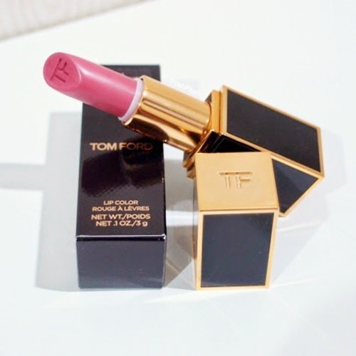 If you're looking for a nude but MLBB lipstick,Indian Rose from Tom Ford might be the answer. Review is on the blog now (link is on bio) 😘#beautyblogger #beautybloggerid #clozette #clozetteid #fdbeauty #beautiesid #tomfordbeauty #indianrose #lipstickaddict #lipstickjunkie #poshplush