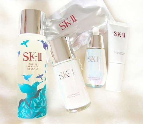 Finally gave in and decided to give myself an early Xmas present. This blue hummingbird bottle is too beautiful to miss.Have you prepare your gift for your loved ones yet? This SK-II Flawless Set is a lovely gift set to give.💙💙💙❄❄❄#beauty #igbeauty #igmakeup #makeup #instamakeup #makeupjunkie #beautyjunkie #makeupflatlay #flatlay #beautyblogger #indonesianbeautyblogger #beautybloggerid #clozetteco #clozetteid #fdbeauty #highendmakeup #luxurymakeup #skincare #skincareaddict #luxuryskincare #giftset #holidaygift #xmasgift #wingsofchange #changedestiny