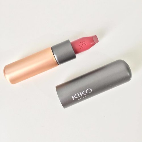 Love everything about this @kikomilano Velvet Passion Lipstick.
The texture, the finish, and the color. Thanks to @deavalence who bought it for me back then 😘
.
.
.
#beauty #instabeauty #igbeauty #igmakeup #makeupjunkie #makeupaddict #beautyjunkie #clozetteid #bestoftheday #potd #favorite #kikocosmetics #mattelipstick #lipstickjunkie #lipstickaddict #rose