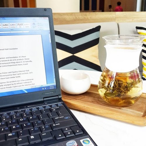 Working situation right now. More reviews are coming!
In love with this place. Another favorite spot to work and relax 😍😍 #lewisandcarrolltea #flowertea #bloomingtea #beauty #beautyblogger #bloggerslife #lifestyle #ilovetea #clozetteid