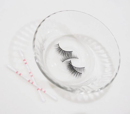 Cleaning my falsies today. When you have a reusable false lashes that can be used up to several times, you should clean them after 2-3 times use. ❄Prepare a shallow dish filled with alcohol  70% (enough to simmer the lashes in).❄Using a cotton bud, wriggle and wipe the lashes while they simmer until all the dirt falls off. ❄Took them out with a tweezer and lay them above a clean tissue paper. ❄Wait until they dry out completely and then put them back in their respective case. Voilaaa! Clean lashes healthy beautiful eyes 😉Happy sunday folks!
