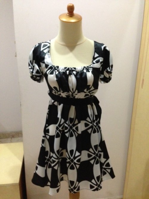 Zara Flower Black &amp; White Dress - Size M =					100.000	