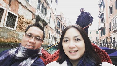 Naik gondola. Boro2 mau kissing under the bridge, yg nge dayung galak banget, ga bole gerak2 😡 #venice #venezia #venetian #italy #MUfuntrip2015 #clozetteid #femaledailynetwork #clozettedaily #travelgram #instatravel #worlderlust #europtrip2015 #europe