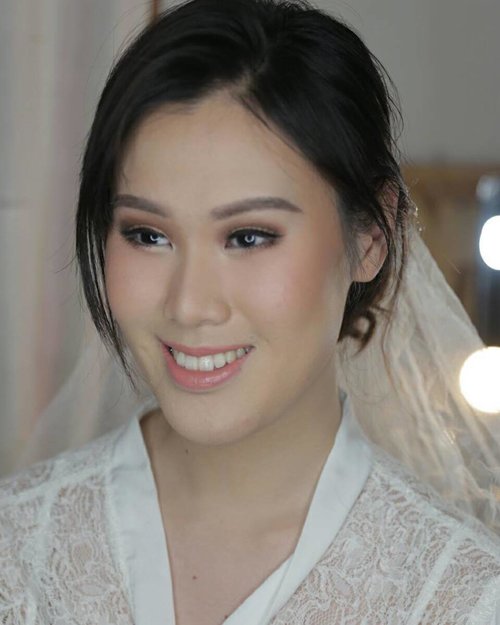 Ah, more and more bridal (can we say amen to that? AMEN!) makeup trial on me by my makeup artist friends! This time is done by @vitaester.makeupartist @vitaester . She learned her style from @maharani_nilla_makeup. I love how the makeup turned out and emphasize on glowing complexion and almond-like eyes 😍 well done, Vita! 😘