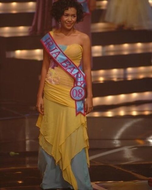 #ThrowbackThursday Episode:
I was tagged by Kaze Puri (Miss Indonesia Jambi 2005) about this throwback picture back on 2005, how time flies! Thanking The Lord for being exposed to many beautiful opportunities...
Now I'm tagging Ardha Parmato (Finalis Kang Nong Banten) & Mely Simbiak (Puteri Indonesia Papua 2004) to post their #TBT pic. •

Saya ikut pemilihan Puteri Indonesia tahun 2004 & kalah di babak semi final, saat itu pertama kalinya saya belajar tentang keikhlasan, sedih karena persiapan bertahun-tahun pupus ditengah jalan, tapi justru ketika kita belajar ikhlas malah pintu rejeki lain terbuka, pemenang Puteri Papua 2004 adalah Mely yg sampai saat ini masih menjadi sahabat saya & lucunya Mely malah membuka jalan kerja buat saya di perusahaan tambang & mengenalkan saya sama Pak Henky :) •

Tahun 2005 atas saran Mama, saya ikut Miss Indonesia lagi & terpilih mewakili Papua Barat (dulu namanya masih Irja Barat). Sejak itu banyak sekali kesempatan yg datang untuk saya sampai saat ini, yes i repeat: sampai saat ini (walopun badan saya udah gak kuyus lagi) hahahaha :)) •

Moral of the story:
+ persistence + perseverance + ikhlas
+ ikhlas
+ ikhlas

Happy Thursday!!! •
•
•
•
•

#TBT #MissIndonesia #QOTD #QuotesToLiveBy #Quotes #Dream #Passion #Love #Happy #Fun #quotestagram #blessed #blessedlife #clozetteid