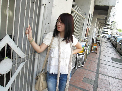 Tiered baby doll off-white top: No brand - teenager section
Washed jeans: Zara 
Scarf: No brand 
