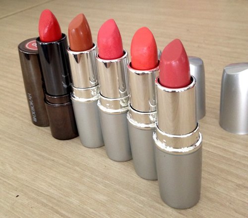 Love these matte Wardah Lippen, and Deborah too. Cheap and Great products!