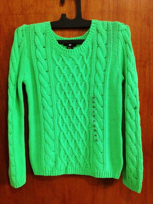 Just in love with this cable knit sweater. The colour so vibrant! 