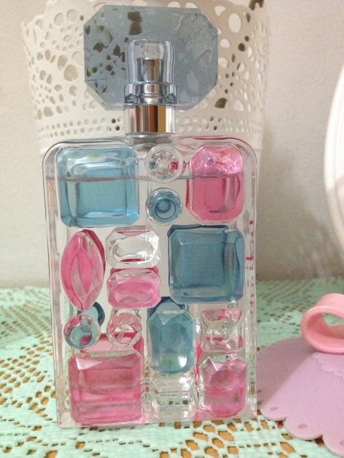 def love this scent! And love the bottle too! So chic and girly