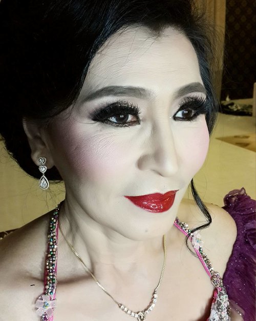 Glittery glam makeup for mother of the bride 
Makeup by @shelleymuc 
HairDo by @rendynjoo 
#makeup #makeover #beauty #shelleymuc #surabaya #makeupartist #mua #shelleymakeupcreation #beforeafter #clozetteID #makeover #muasurabaya #muaindonesia #hairdo #glam #glammakeup #glamourmakeup #glittersmokey #glitter #bling #sparkle