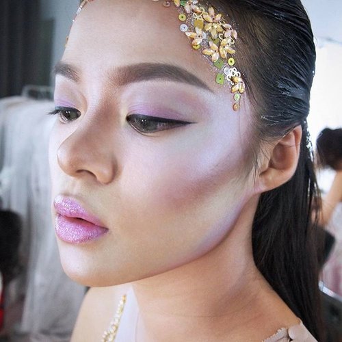 Faux Duochrome/holographic makeup for #ProjectGNZ 
#sneakpeek #behindthescene 
Makeup and HairDo by @shelleymuc 
Muse : @nadia_tjiantoro -  @wmodelsw 
Supported by
👗 @dianamputri 📷 @reinhardtkenneth 🎥 @ss_vfx 💄 @shelleymuc 💅 @kikyhandoko
🏢 @studioadventure 🔦 @victoryphotosby
👑 @g.liem ❤️❤️❤️ Special Thanks 🐉 @dragonohudibyo @leondh08 for all the gorgeous Reptiles! ❤️ #bts #makeup #beauty #shelleymuc #surabaya #makeupartist #mua #shelleymakeupcreation #beforeafter #clozetteID #makeover #muasurabaya #muaindonesia #hairdo #fashion #fashionmakeup #conceptualmakeup #editorialmakeup #glitter #bling #sparkle  #nofalsies #holographicmakeup