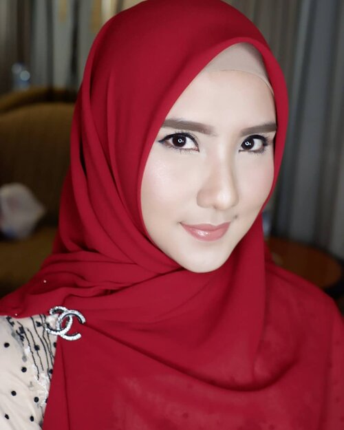 Soft Glowing Makeup for Kak TitaTanpa cukur alis dan tanpa bulu mata (by request)Makeup by @shelleymuc @shelleyssebastianHijab do by @arindafanani#makeup #beauty #shelleymuc #surabaya #makeupartist #mua #shelleymakeupcreation #beforeafter #clozetteID #makeover #muasurabaya #muaindonesia #soft #softmakeup #beautifulgirl #glowingmakeup #surabayamakeupartist #makeupartistsurabaya