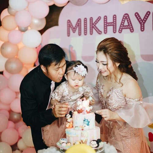 Happy 24months #mikhaylajillianwijoyo Makeup for mommy @melianisentosa by @shelleyssebastian HairDo by @nandazaenal Captured by @0201family #makeup #beauty #shelleymuc #surabaya #makeupartist #mua #shelleymakeupcreation #beforeafter #clozetteID #makeover #muasurabaya #muaindonesia #hairdo #soft #softmakeup #beautifulgirl #softsmokey #glammakeup #glamourmakeup #makeupartistsurabaya #surabayamakeupartist #correctivemakeup #birthday #birthdaygirl