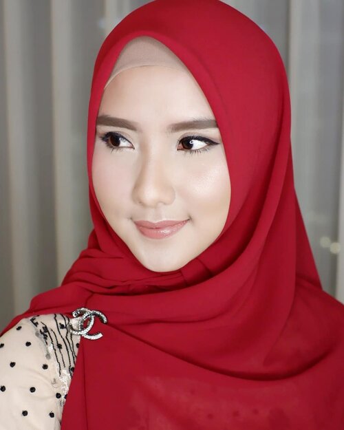 Soft Glowing Makeup for TitaTanpa cukur alis dan tanpa bulu mata palsu (by request)Makeup by @shelleymuc @shelleyssebastianHijabdo by @arindafanani#makeup #beauty #shelleymuc #surabaya #makeupartist #mua #shelleymakeupcreation #beforeafter #clozetteID #makeover #muasurabaya #muaindonesia #hairdo #soft #beautifulgirl #softsmokey #glammakeup #glamourmakeup #makeupartistsurabaya #surabayamakeupartist #correctivemakeup #glowingmakeup #hijabdo