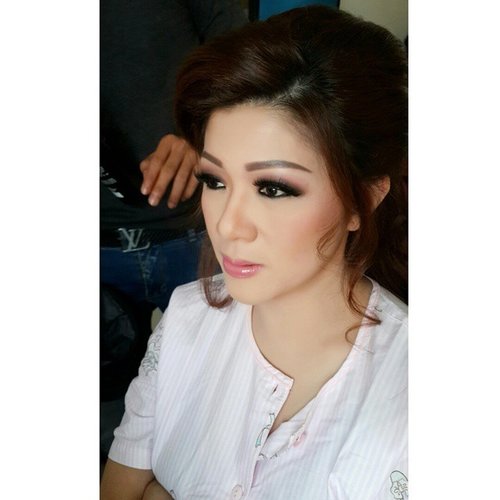 Makeup by @shelleymuc 
HairDo by @rendynjoo 
#makeup #makeover #beauty #shelleymuc #surabaya #makeupartist #mua #shelleymakeupcreation #beforeafter #clozetteID #makeover #muasurabaya #muaindonesia #instasize