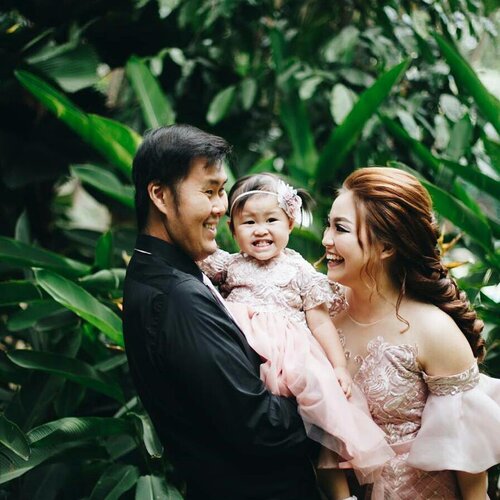 Happy 24months #mikhaylajillianwijoyo Makeup for mommy @melianisentosa by @shelleyssebastian HairDo by @nandazaenal Captured by @0201family #makeup #beauty #shelleymuc #surabaya #makeupartist #mua #shelleymakeupcreation #beforeafter #clozetteID #makeover #muasurabaya #muaindonesia #hairdo #soft #softmakeup #beautifulgirl #softsmokey #glammakeup #glamourmakeup #makeupartistsurabaya #surabayamakeupartist #correctivemakeup #birthday #birthdaygirl