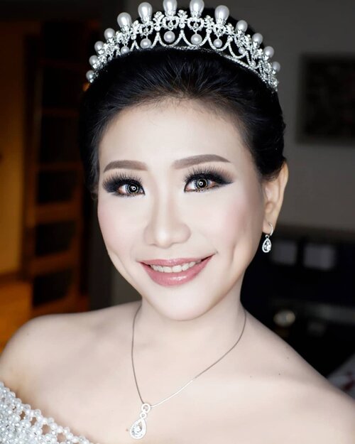 18.10.2018

Glamour Makeup for The Wedding of Henry and Joice

Makeup by @shelleymuc @shelleyssebastian
HairDo by @wendywidiarusso
Gown by @hermansaharagown
Venue @shangrilasub

#makeup #beauty #shelleymuc #surabaya #makeupartist #mua #shelleymakeupcreation #beforeafter #clozetteID #makeover #muasurabaya #muaindonesia #hairdo #soft #softmakeup #beautifulgirl #softsmokey #glammakeup #glamourmakeup #makeupartistsurabaya #surabayamakeupartist #correctivemakeup #monolid #monolidmakeup #bride #bridalmakeup #weddingmakeup