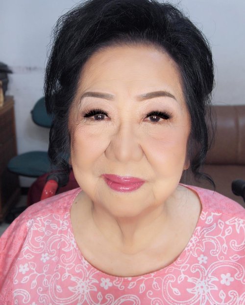 Soft Makeup for Grandma of the Bride 
Makeup by @shelleymuc 
HairDo by @wendywidiarusso 
#makeup #beauty #shelleymuc #surabaya #makeupartist #mua #shelleymakeupcreation #beforeafter #clozetteID #makeover #muasurabaya #muaindonesia #hairdo #soft #softmakeup #beautifulgirl #softsmokey #glammakeup #glamourmakeup #makeupartistsurabaya #surabayamakeupartist #correctivemakeup #monolid #monolidmakeup #matureskin