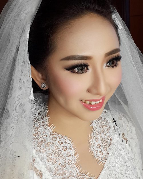 My Samarinda Bride, Veronika

Makeup by @shelleymuc 
HairDo by @rendynjoo 
Robes by @gingerolive.co
Veil and gown by @ovanputri 
Lens by @eyelovin
Lashes by @dlouver_eyelashes 
#edwinveronika #edwinverowedding #samarinda #samarindabride #makeup #beauty #shelleymuc #surabaya #makeupartist #mua #shelleymakeupcreation #beforeafter #clozetteID #makeover #muasurabaya #muaindonesia #hairdo #wedding #weddingmakeup #bridal #bridalmakeup #bride #samarindawedding  #glammakeup #glamourmakeup #makeupartistsurabaya #surabayamakeupartist #makeupsamarinda