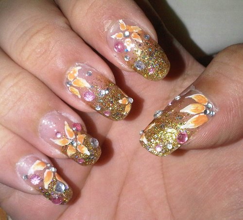 My DIY nail art for my engagement day and birthday
Using Gold Glitter with gradation aplication as based, my not-so-neat flower painting, and rhinestone to add more sparkle :D